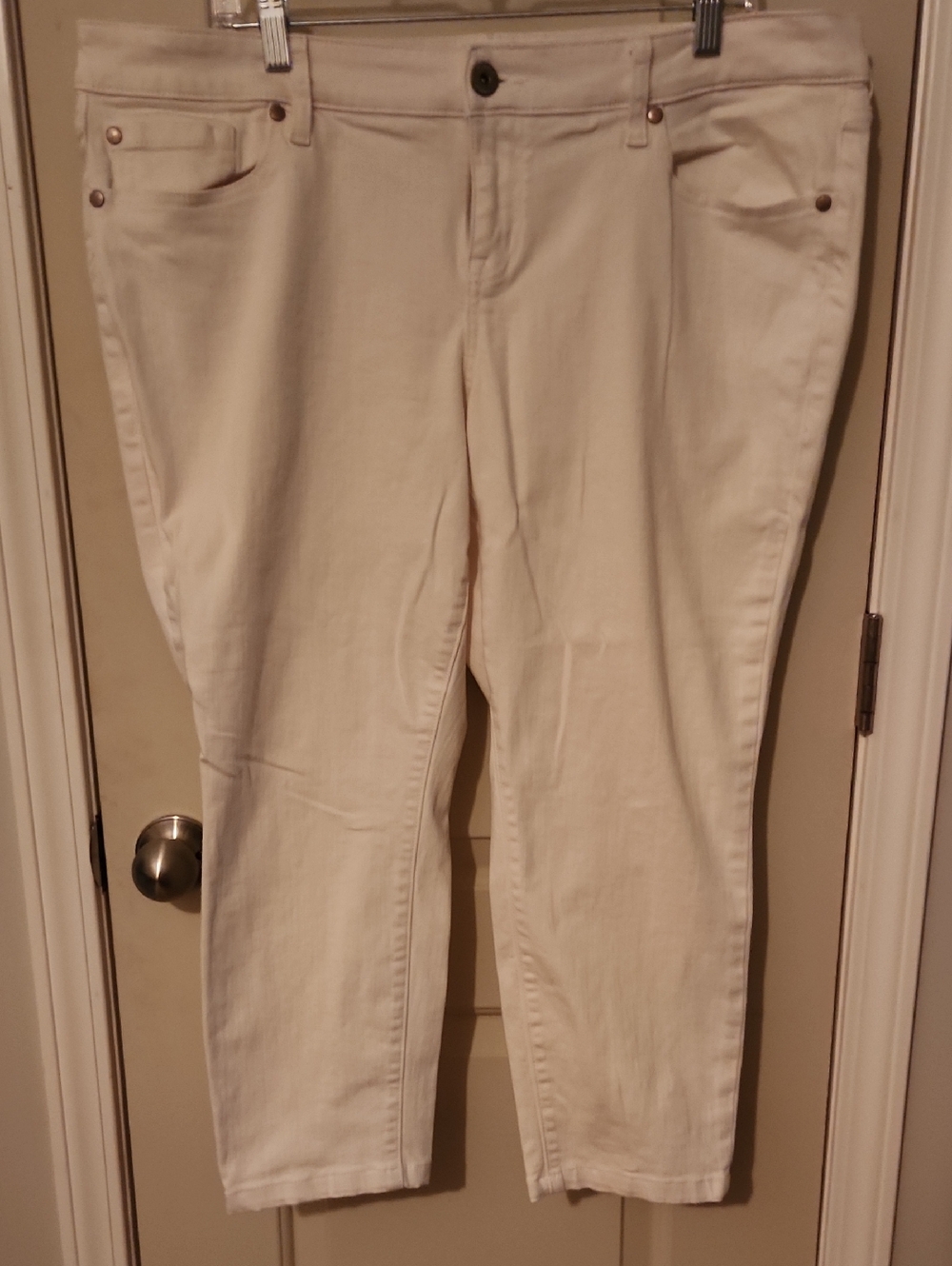 torrid White Cropped Jeans